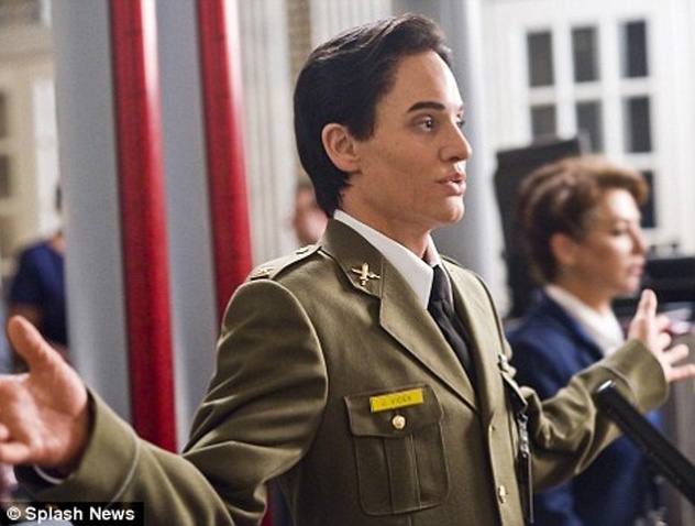 FOTO Angelina Jolie se je spremenila v seksi moškega