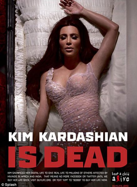 FOTO Lepotica v krsti: Kim Kardashian je mrtva