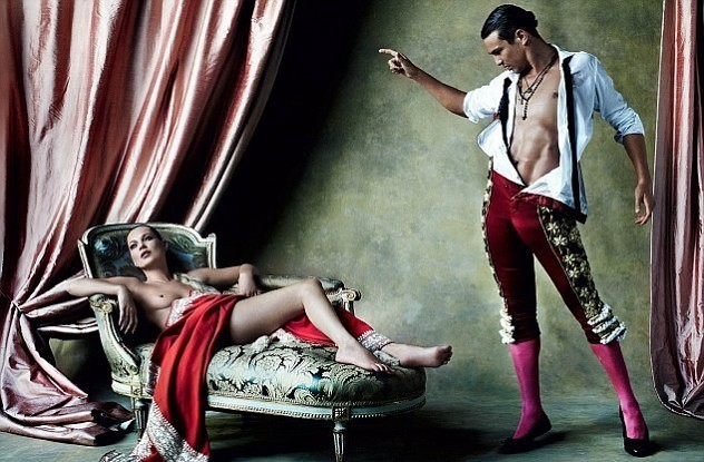 HOT Gola Kate Moss v družbi španskega bikoborca