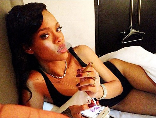 OPA! Rihanna pozirala gola v postelji in s cigareto v roki