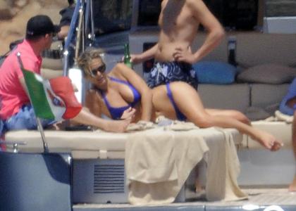 Bar Refaeli: V modrem bikiniju se je nastavljala fotografom