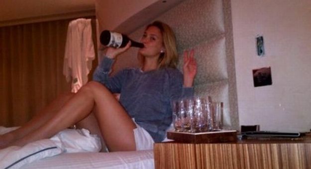 OJOJ! Razuzdanka Bar Refaeli na postelji s steklenico
