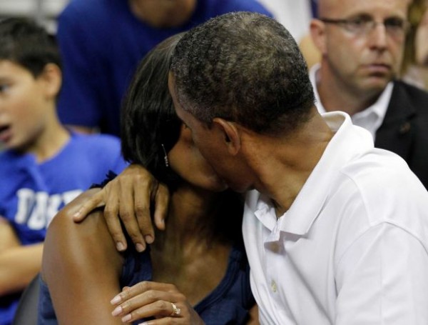 Opa! Predsednik Obama strastno poljubil svojo ženo Michelle