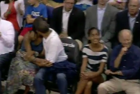VIDEO Poglejte, kako se poljublja Barack Obama