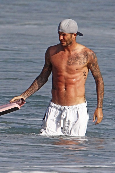 UAU! David Beckham na plaži pokazal izklesano in potetovirano telo