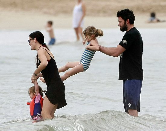 FOTO Bradati Ben Affleck z družino užival na Havajih