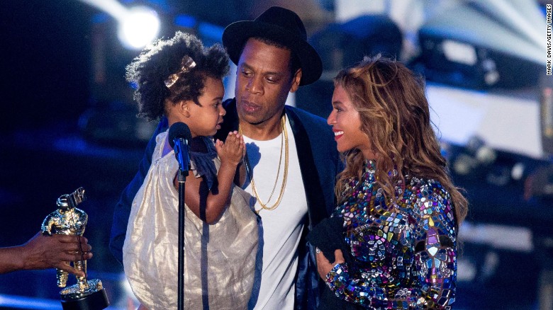 Beyonce pod srcem nosi dvojčka!
