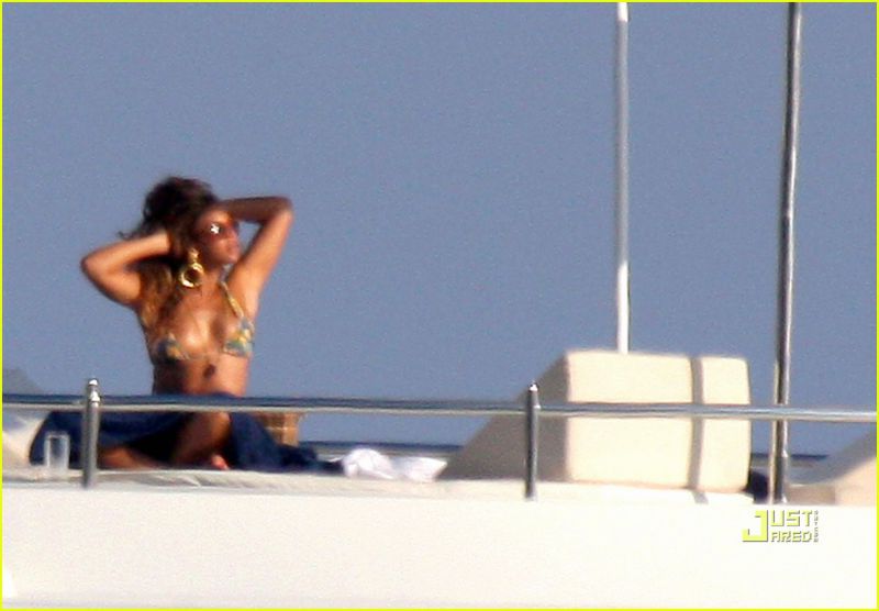 UJETA Beyonce in njen mini bikini na luksuzni jahti v Monte Carlu