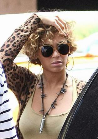 FOTO Utrujena Beyonce zmačkana in skuštrana zapustila zabavo