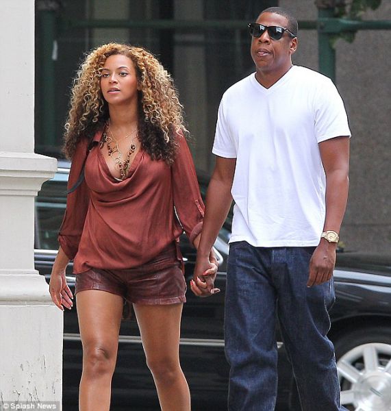 Seksi nosečnica Beyonce: Vroča mačka v usnjenih kratkih hlačah