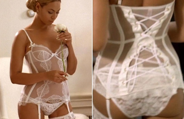 HOT! Zapeljiva Beyonce v erotičnem belem korzetu in podvezicah