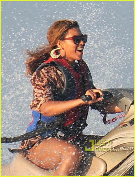 FOTO Razigrana Beyonce uživala na vodnem skuterju
