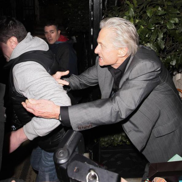 FOTO Michael Douglas besen kot ris napadel paparaca