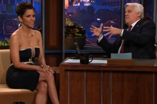 Ops! Halle Berry na voditeljevem kavču skoraj pustila oprsje