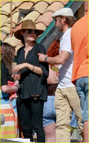 FOTO Brad Pitt in Angelina Jolie ujeta na zabavi na plaži