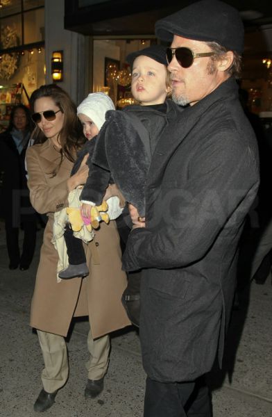 FOTO Brad in Angelina z otroci nakupujeta v New Yorku