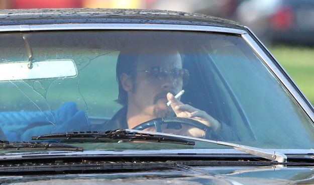 FOTO Rad ga vleče: Brad Pitt ne more brez cigareta