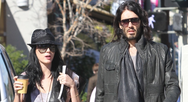 Russell Brand spal z devetimi ženskami v eni noči