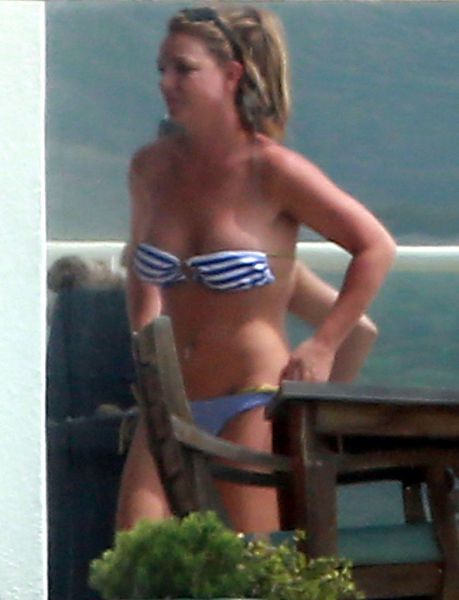 Sveže zaljubljena Britney Spears skočila v mini bikini