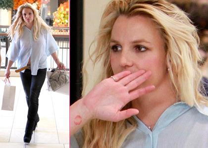 FOTO Britney Spears: Izpod prozorne srajčke je pokukal roza modrček