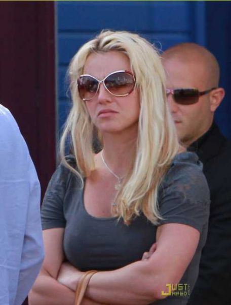 Britney Spears se drži kot bi pojedla limono