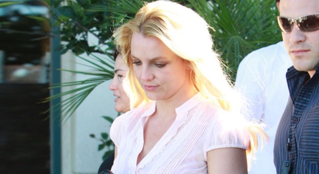 FOTO Objokana Britney Spears neokusno razkazovala goli trebušček