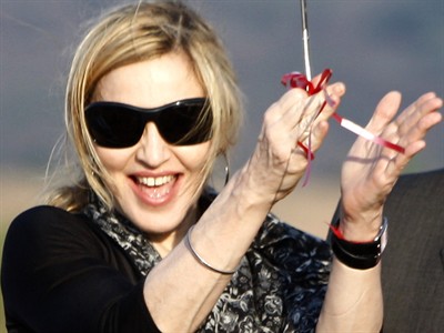 Madonna sodelavce išče kar po Facebooku