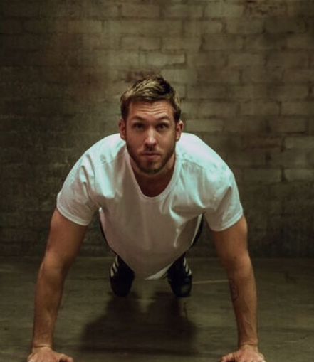 DJ Calvin Harris je huje poškodovan