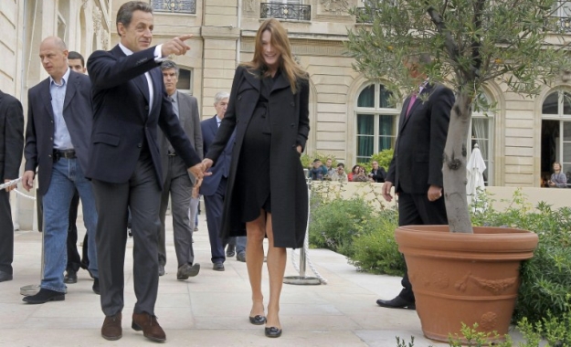 Foto Carla Bruni: Tik pred porodom suhljata in urejena do potankosti