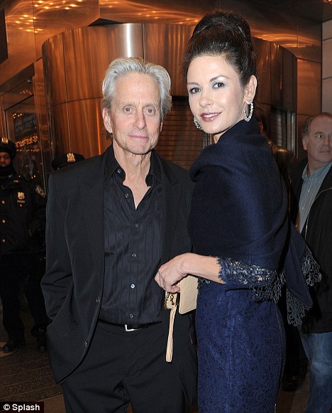 Catherine Zeta Jones že preveč koščena? Pokazala suhljate noge