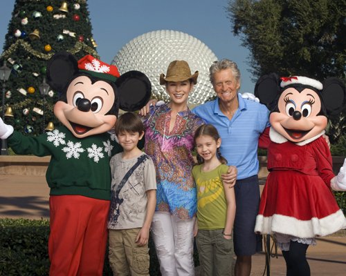 Neverjetno okrevanje: Michael Douglas z družino obiskal Disney World