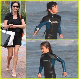Ujeta! Catherine Zeta-Jones z otrokoma uživala na plaži