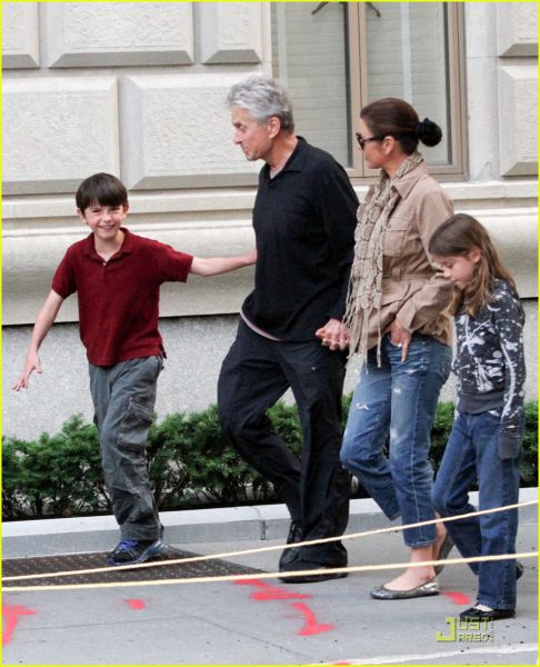 FOTO Michael Douglas z družino na sprehodu po ulicah New Yorka