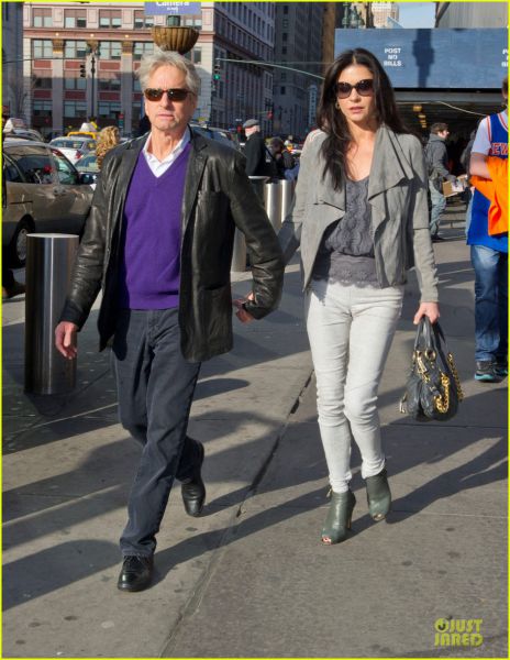 Michael Douglas in Catherine Zeta-Jones z držanjem za roke zanikala ločitev
