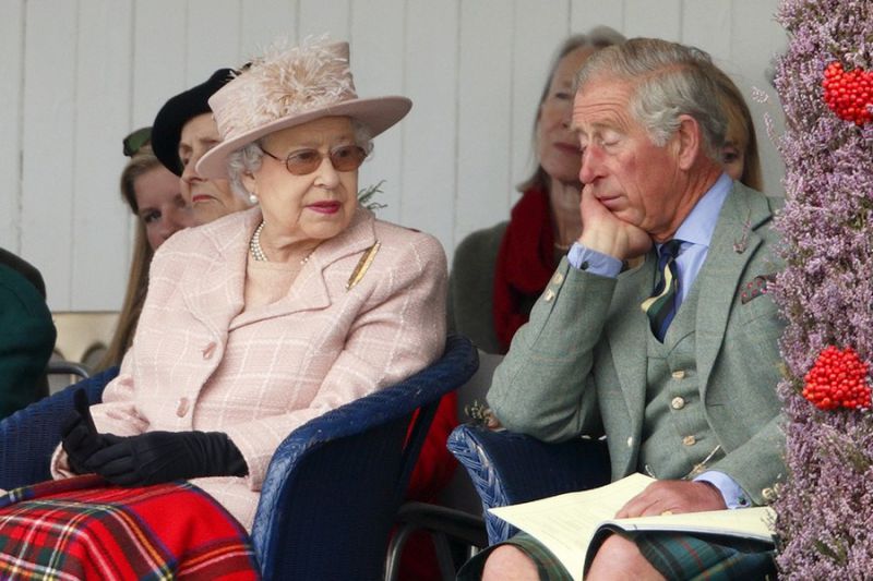 Ojoj! Princ Charles ujezil kraljico