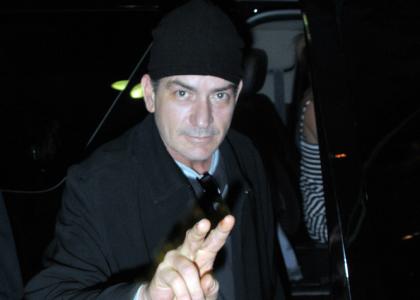 Charlie Sheen nadaljuje z neokusnimi šalami in oboževalce prosi za službo