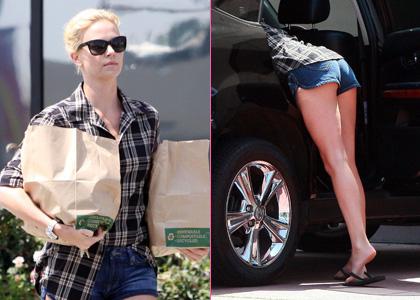 FOTO Charlize Theron nastavila ritko v vročih hlačkah