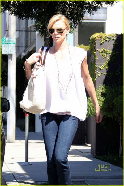 Charlize Theron seksi tudi v jeansu