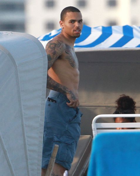 Ponoreli Chris Brown neznanki ukradel telefon, ker ga je slikala