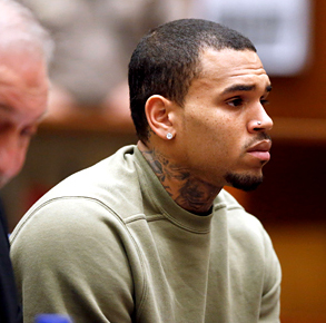 Ojoj! Chris Brown spet za rešetke