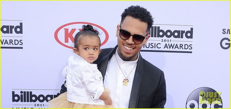 Ljubko! Katero lepotičko po rokah nosi Chris Brown?
