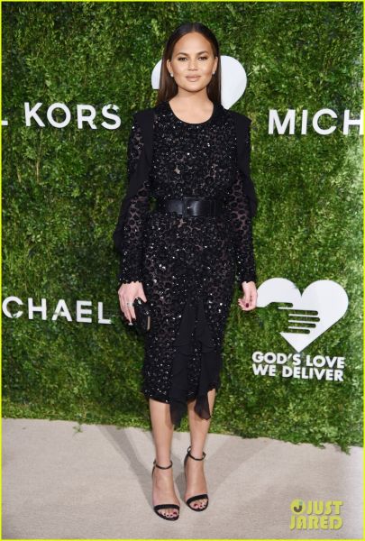 Chrissy Teigen spet takšna, kot da ne bi nikoli rodila