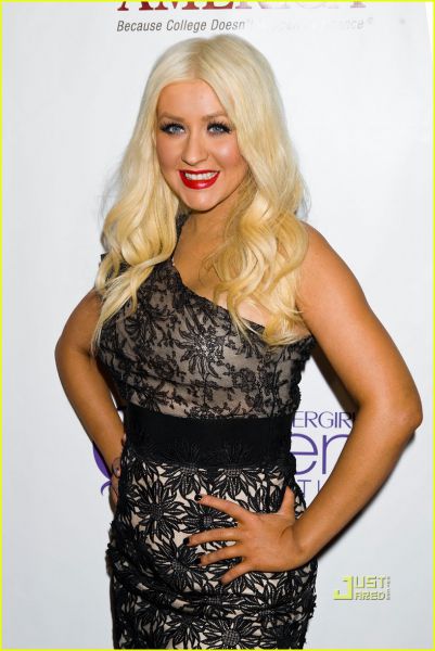 FOTO Seksi in bujna Christina Aguilera v črni čipkasti oblekici