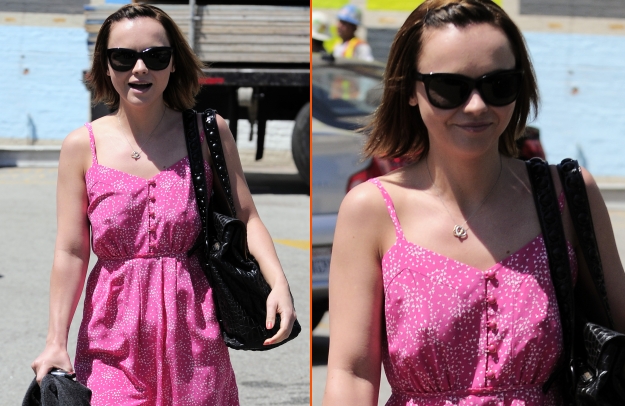 OPS! Christina Ricci pozabila modrček in privabljala poglede z bradavičkami