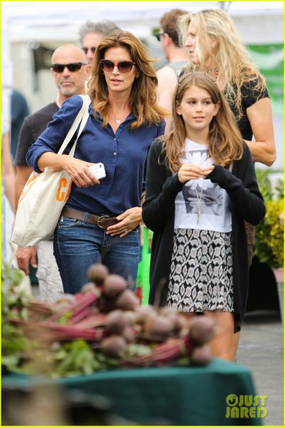 FOTO Cindy Crawford se odpravi tudi na tržnico