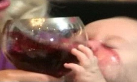 Šokantno! Starleta Coco dojenčka polila s kozarcem vina