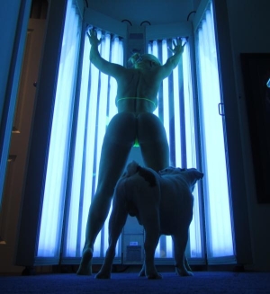 FOTO CoCo se gola sonči tudi doma pred psom