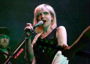 Courtney Love: S plastičnimi operacijami se je znebila 10 let