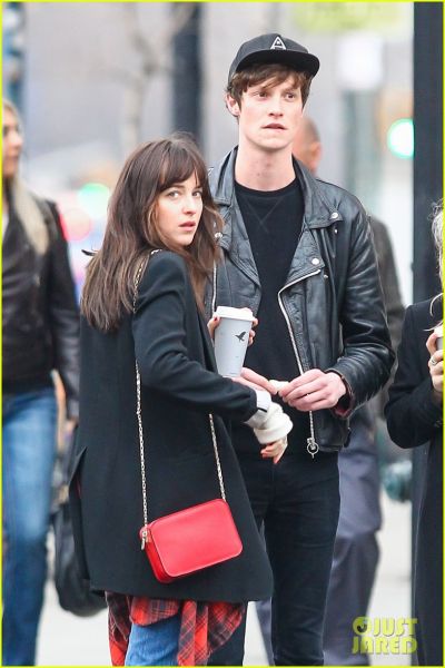Opa! Se je Dakota Johnson pobotala z dragim?