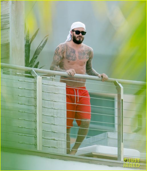 Foto! David Beckham: Na balkonu ujet zgoraj brez